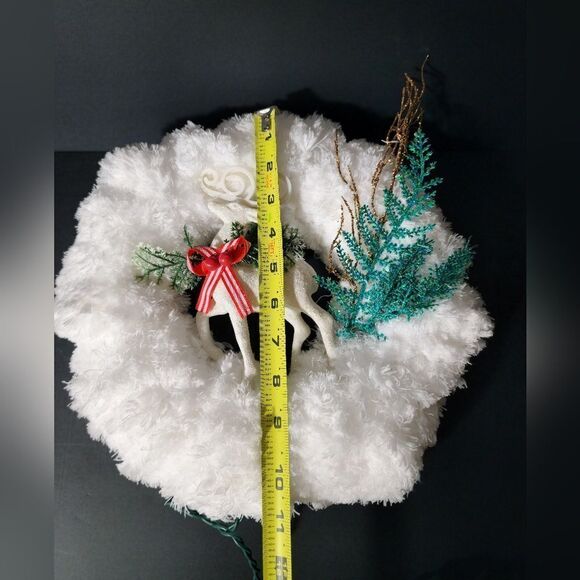 Lighted Faux fur deer Christmas wreath - Picture 8 of 9